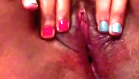 Indian girl enjoys playing with her cunny in solo video