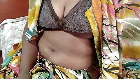 Indian bhabhi gets naked and fucks her pussy on webcam