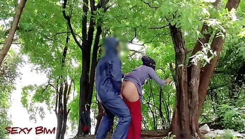 Indian teen with big boobs getting pussy fucked in the park