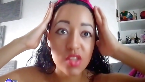 Sexy brunette milf shows off her pussy in amateur porn