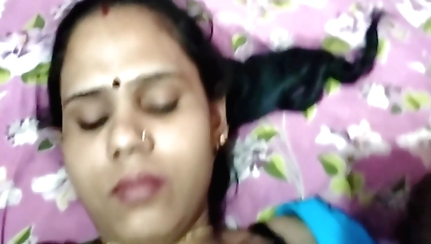 Indian amateur hairy chick gets penetrated in a hairy ass