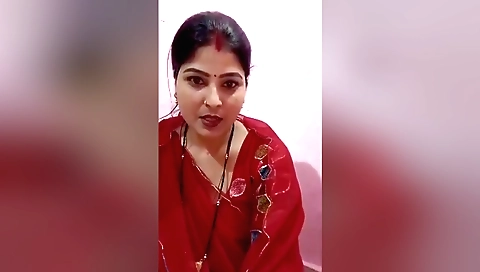 Indian chick is showing off her sexy body in amateur vid