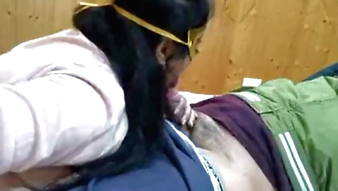 Amateur webcam girl takes off her outfit to face a face