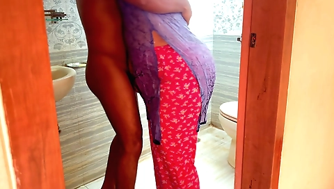 Indian mature with a nice body shows her body in a hot porn