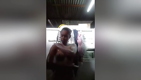Very nice bathing experience in amateur indian porn clip