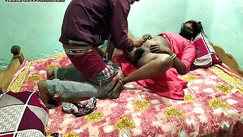 Indian girl in her night chudai shows her hairy body