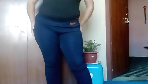 Chicks pussy gets riled up on her bed sheet in the evening
