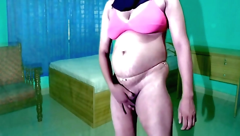 Amateur solo female video showing her natural tits and body