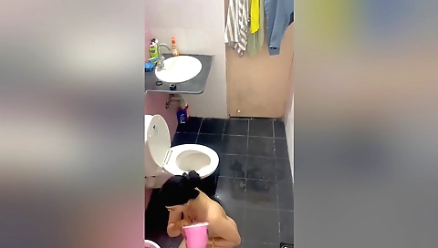 Indian amateur milf sucks and gets pounded in the bed