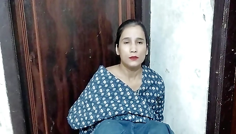 Indian amateur video shows a sexy solo girl doing some self-saturation