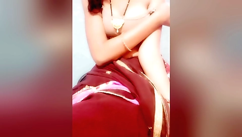 Indian brunette sex video showing her fingering and playing