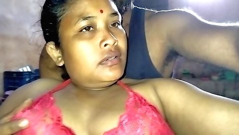 Indian brunette toyed with a spoon while playing with her pussy