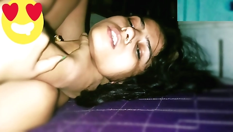 Indian porn babe showing her tight pussy in homemade porn