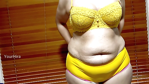 Indian wife shows off her big ass and tits in hot pose