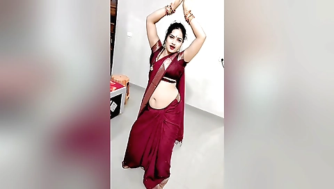 Indian slut with a big natural ass and boobs gives a blowjob