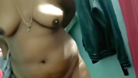 Sexy indian babe shows off her cute face in a clothes scene