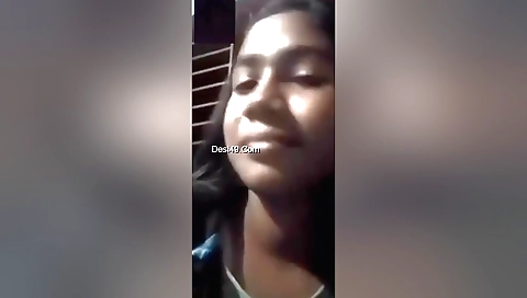 Indian babe shows off her shaved cunt on webcam video