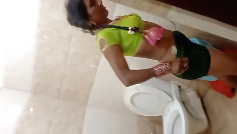 Sexy stepmother with a hot ass is fucking her cunt