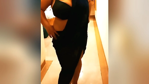 Indian chick with huge boobies fucks in homemade solo video