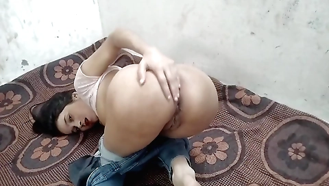Indian amateur solo showing her with a nice figure