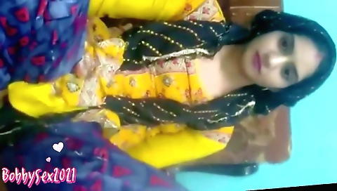 Indian teen gets fucked by delivery boy in home videos