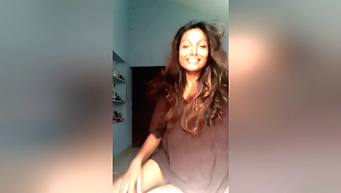 Sexy Indian girl is wearing sexy outfit in solo video