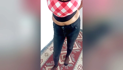Indian mature woman flaunts her natural curves in solo